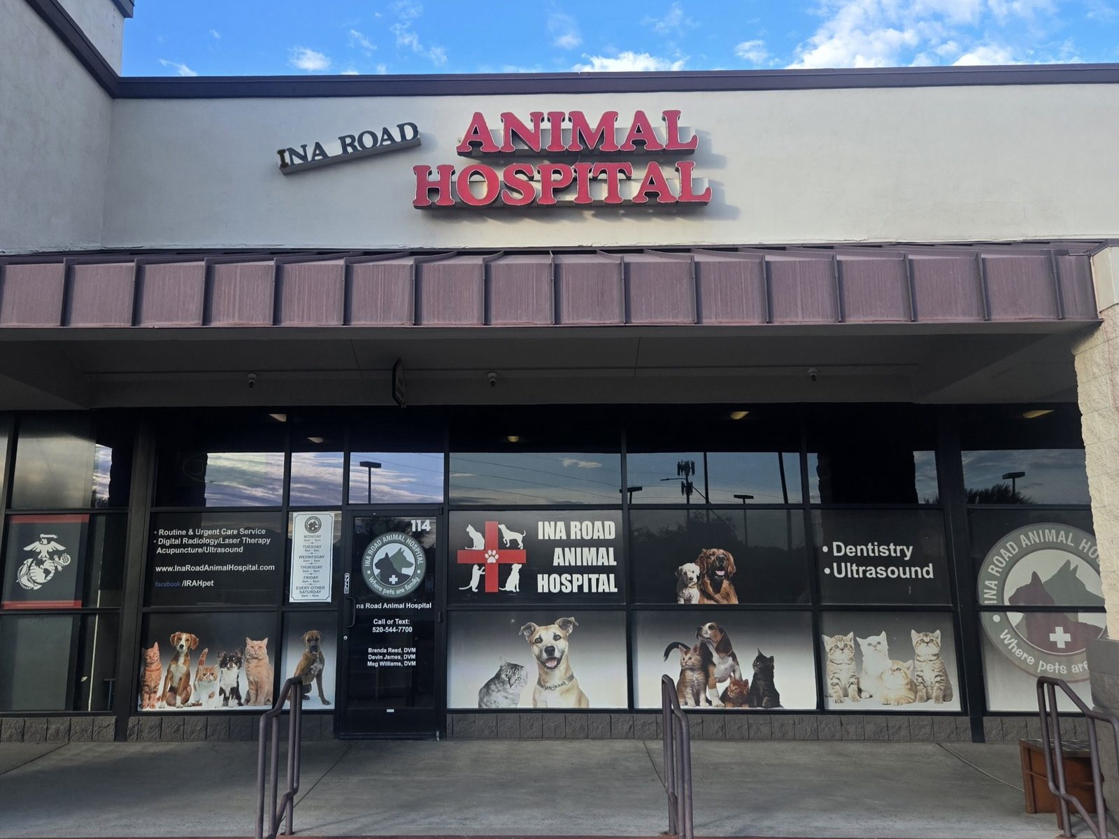 The front of Ina Road Animal Hospital in Tucson